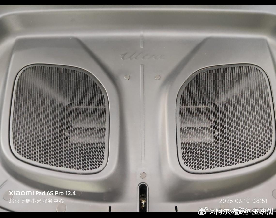 再次说明，挖孔机盖并非装饰机盖。

这次小米给车主免费升级前舱空气动力学，在前舱