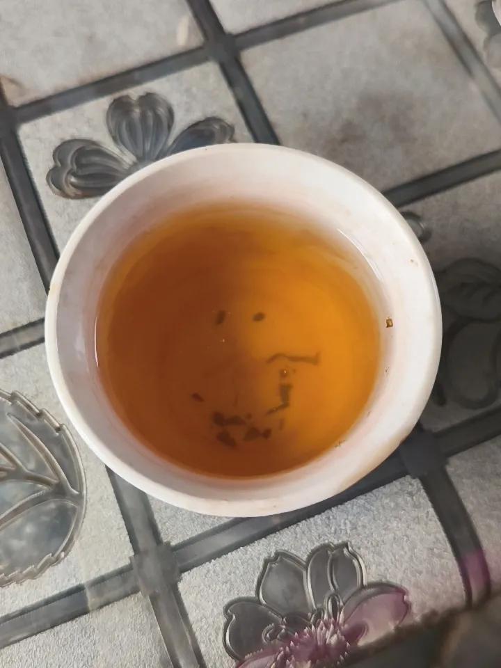 少吃冷饮确实对健康有利！特别是年龄大的中老年人更应该少吃冷饮，比如雪糕、冰镇啤酒