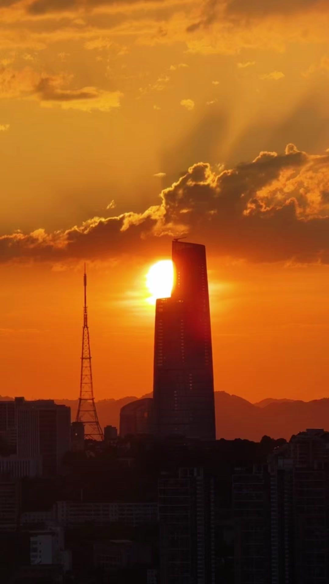这是哪座城市的顶级视野？🌇站在城市之巅俯瞰，晚霞铺满天际的瞬间，连空气都染上了