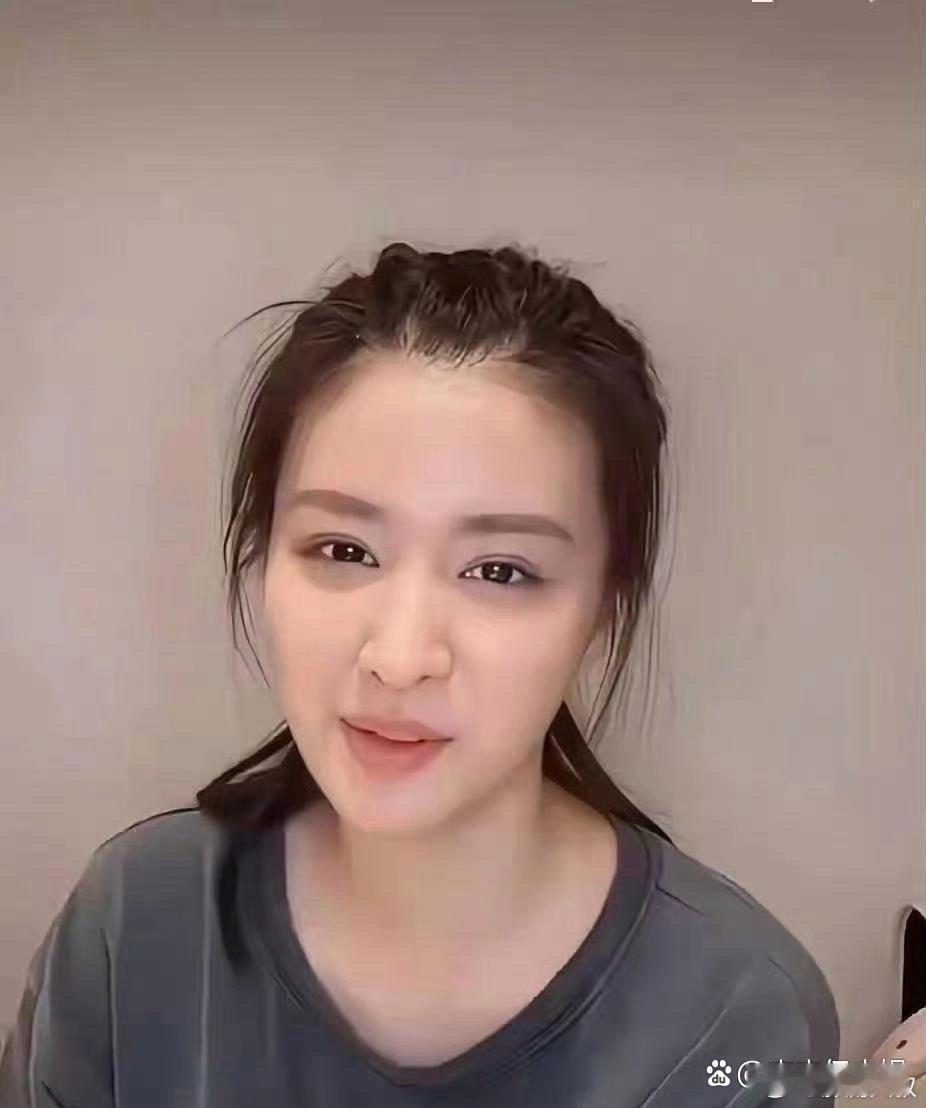 王楚然此次直播全素颜出镜，发型也极为接地气，颜值依旧令人赞叹不已。 