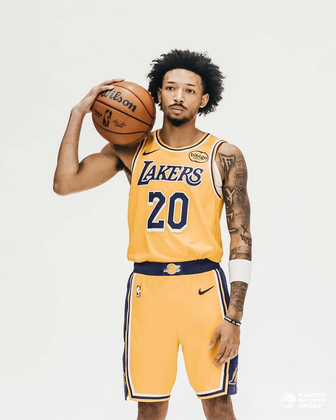 尼克·史密斯更新ins:“LakeShow 💜💛&year3”尼克史密斯湖人