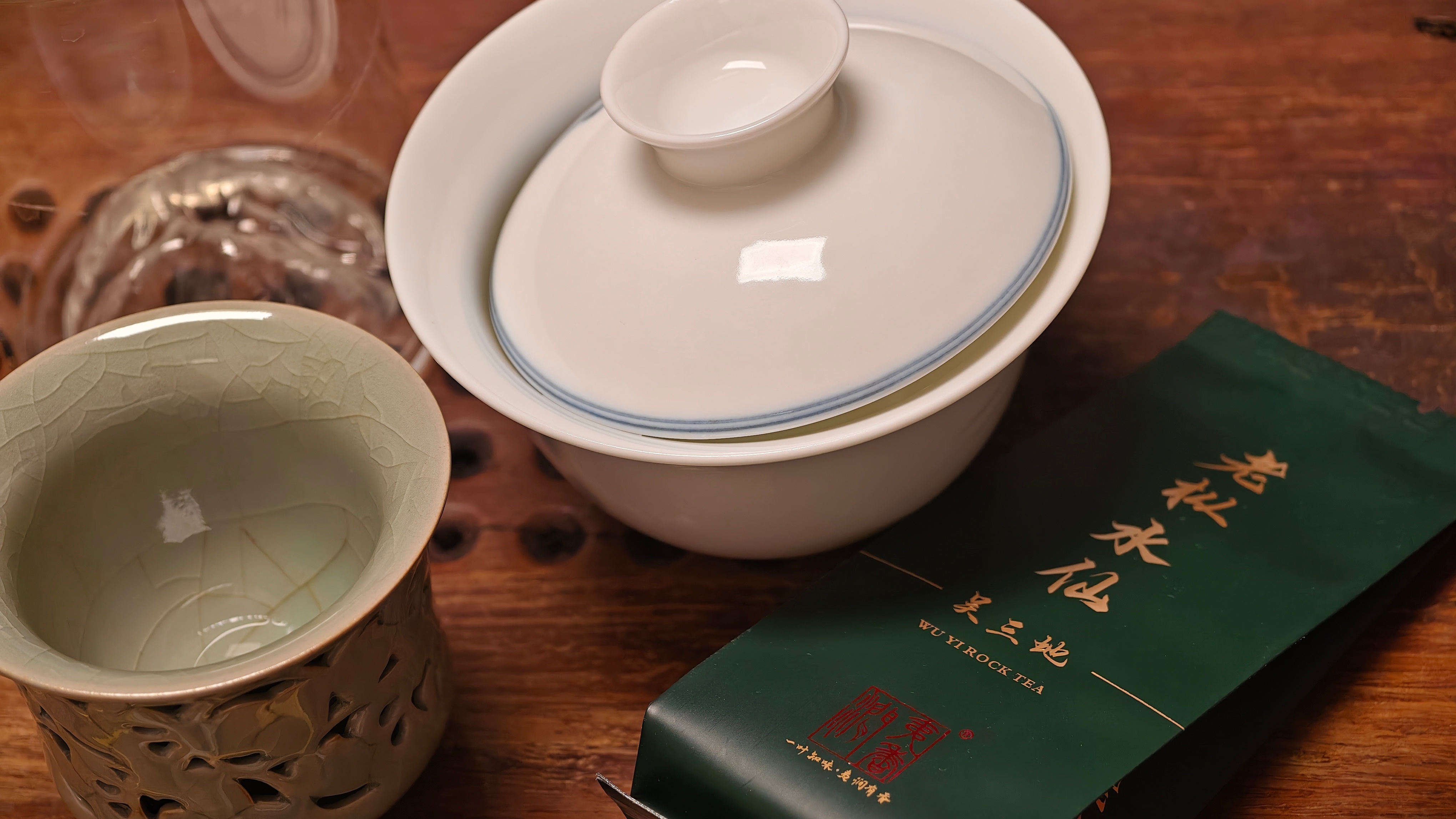 刷了茶垢，干干净净，来一泡老丛。这次出门没带泡茶的保温杯是个失误。高铁上空调冷，