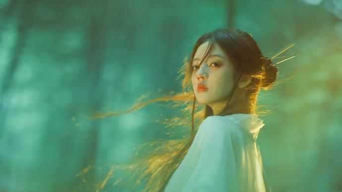 何瑞贤生日古风大片：破迷雾斩千关，执长剑映誓言。