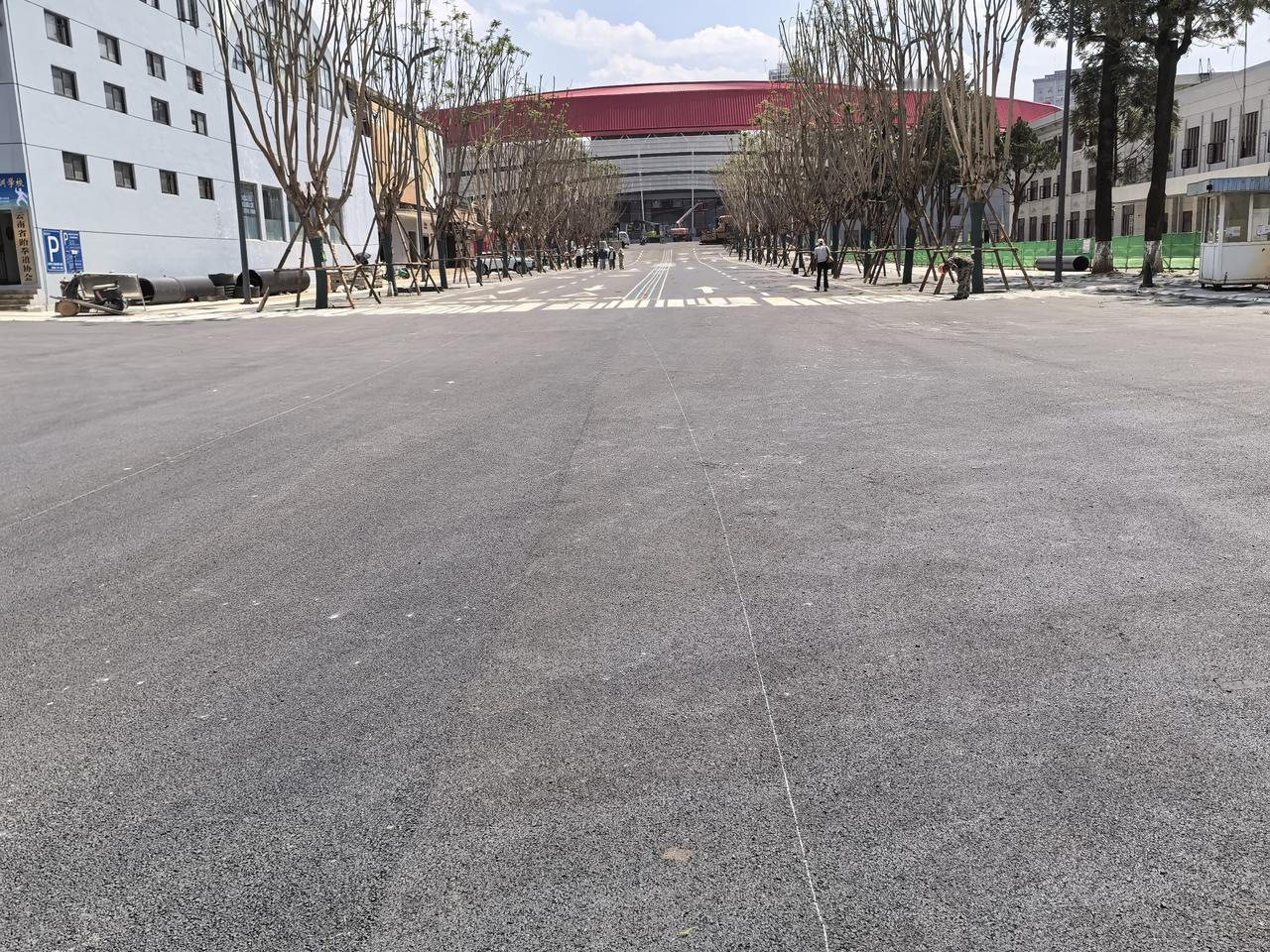 昆明市中心的拓东体育馆🏟大门口在做道路划线了，最后的冲刺，期待两个月后的样子。