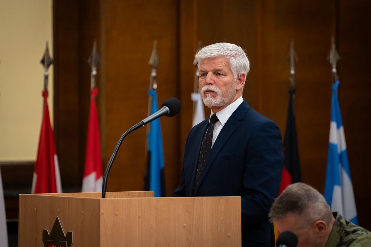 捷克总统表态：不排除击落俄罗斯军机的可能性。
捷克总统帕维尔最近在接受《泰晤士报