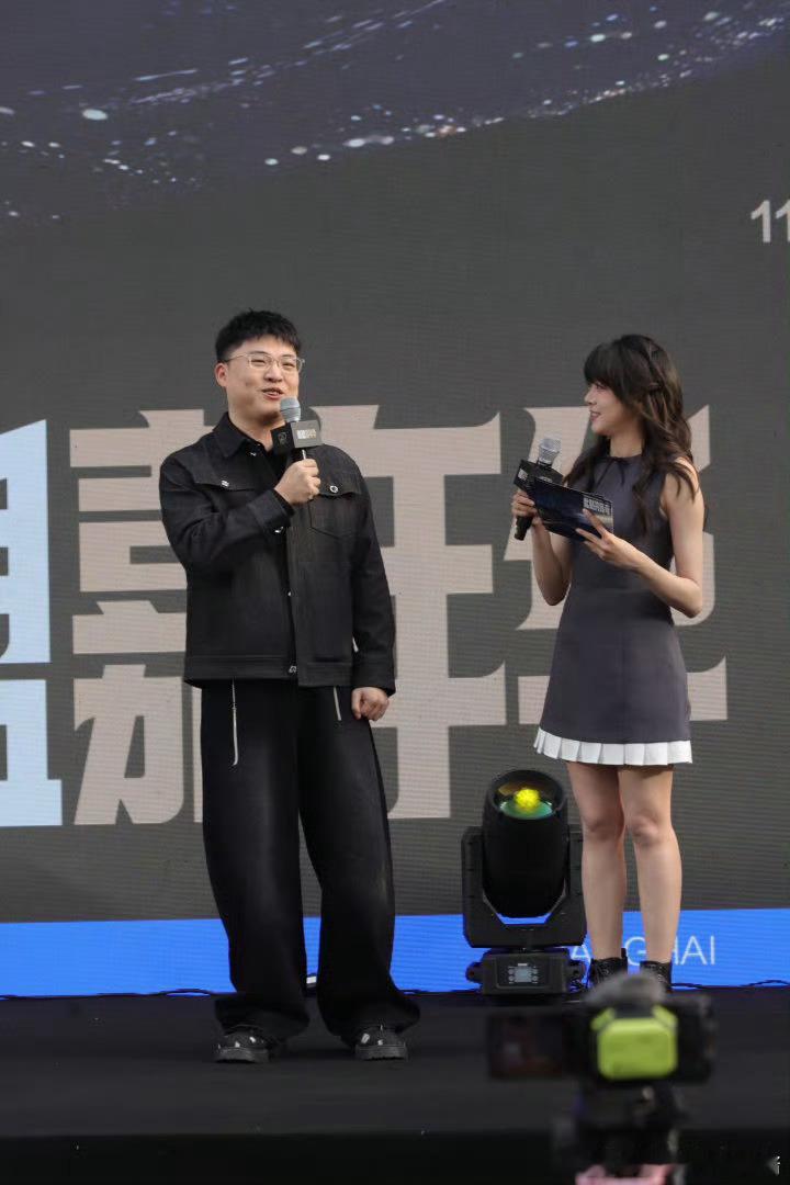 Uzi来s15线下了Uzi线下无处走位 谁懂啊！看到Uzi出现在S15线下现场的