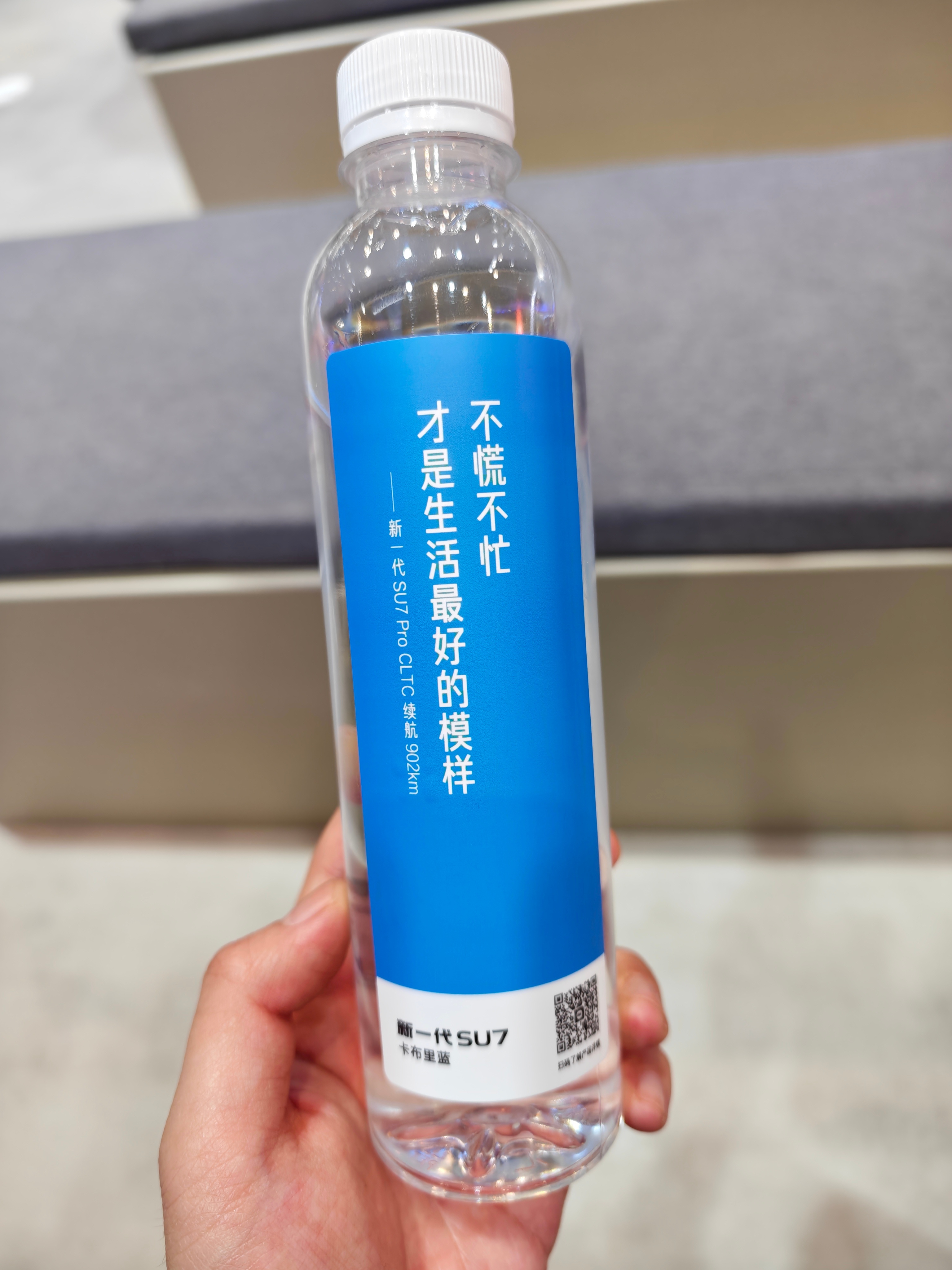 来现场，小米的车模自然两手抓，一手现场领的影青色YU7，一手小米汽车APP抢到的