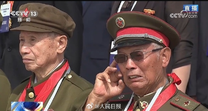 【#志愿军老战士在迎回战友现场哭了#】第十二批在韩中国人民志愿军烈士遗骸迎回仪式