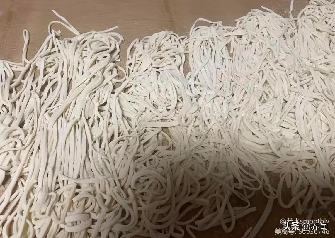 【七绝•闯荡出门去异乡】
闯荡出门去异乡，归来两鬓已成霜。
都说外面千般好，那有