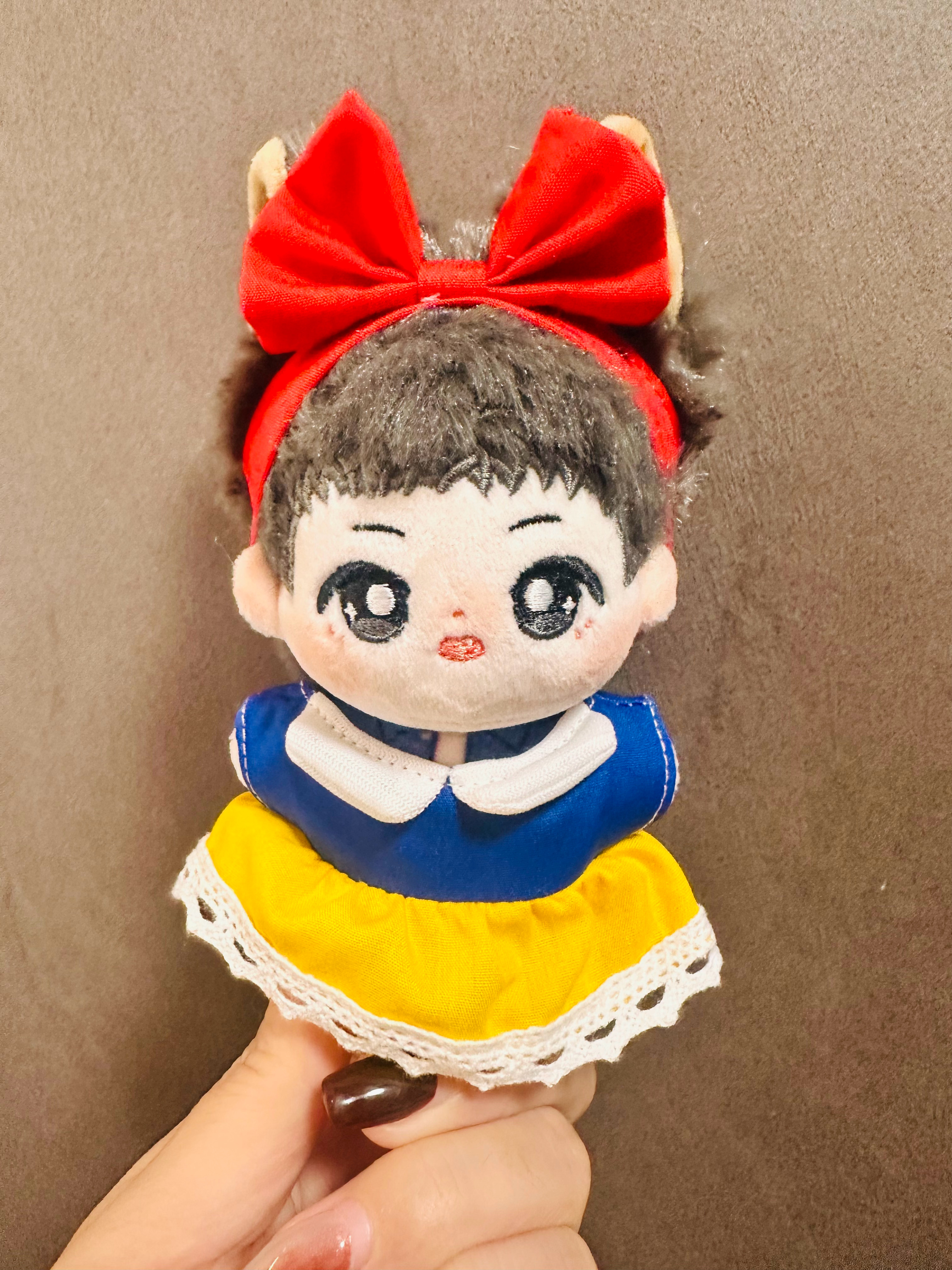 漂亮的宝宝站中间[期待] ​​​