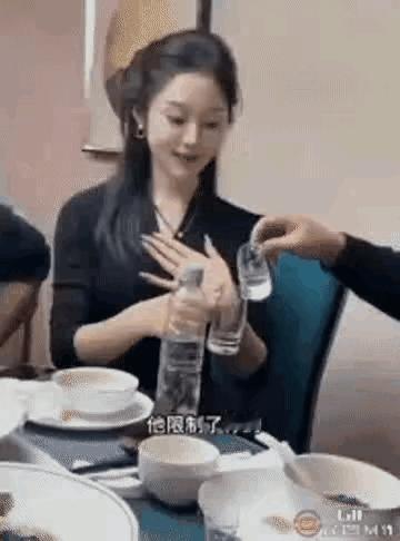 这样的场合，这女的真敢喝呀 