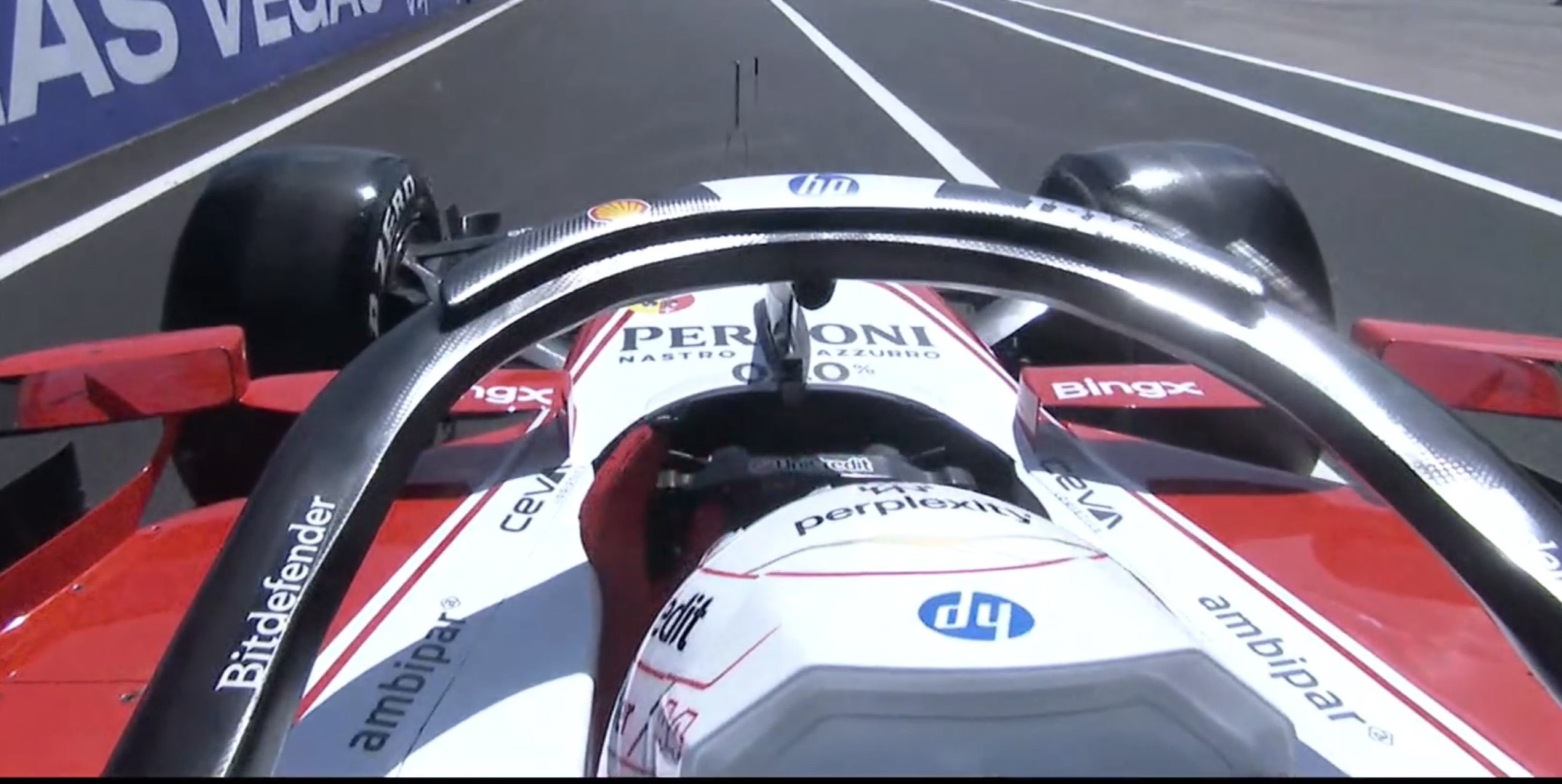 汉密尔顿为本周F1日本🇯🇵大奖赛带来了一款特别版赛车头盔～白色的👀（但并没