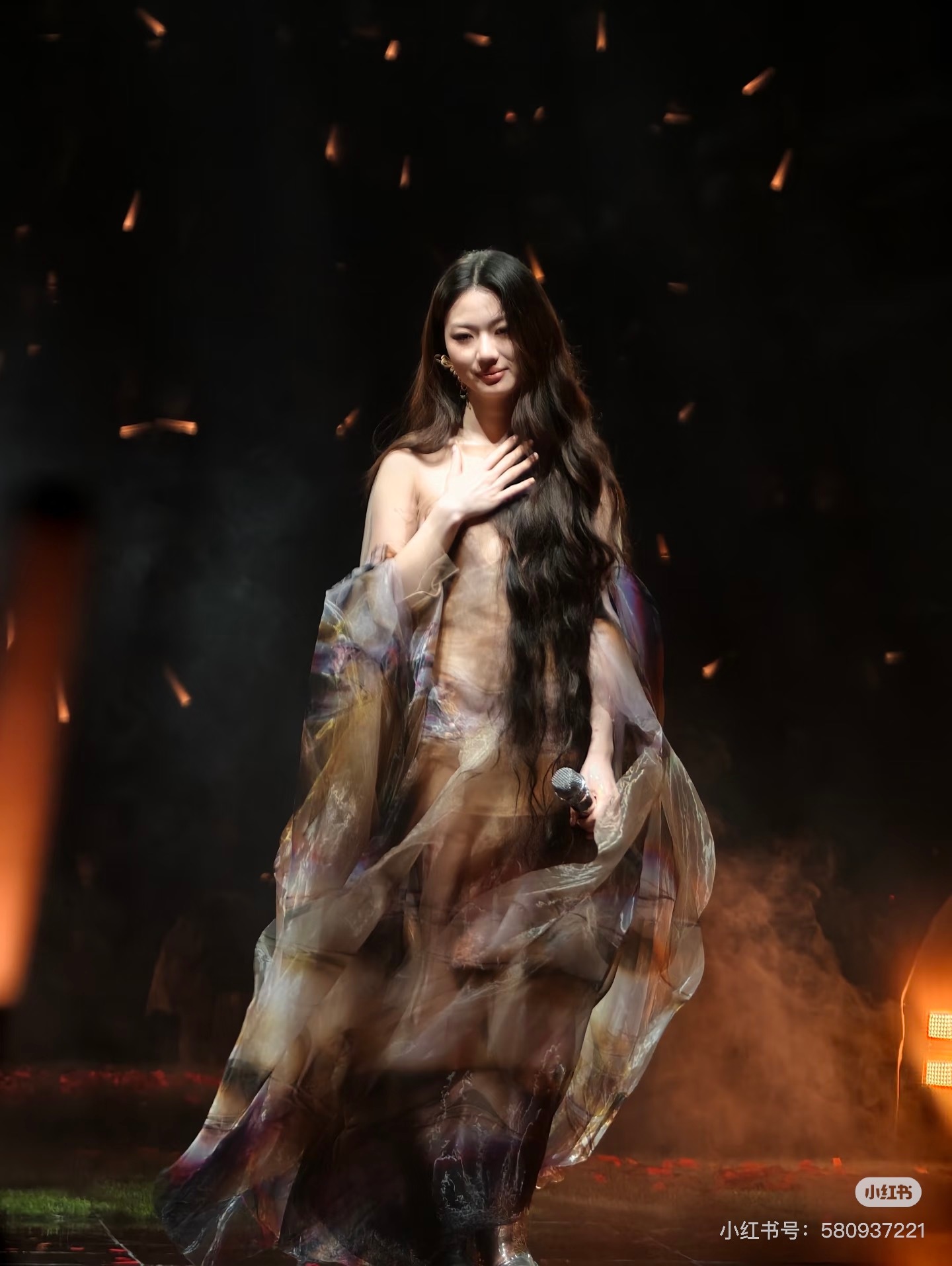 人民日报曾评单依纯李白改编争议我挺喜欢单依纯的歌，感觉她是有自己想法的歌手，也会