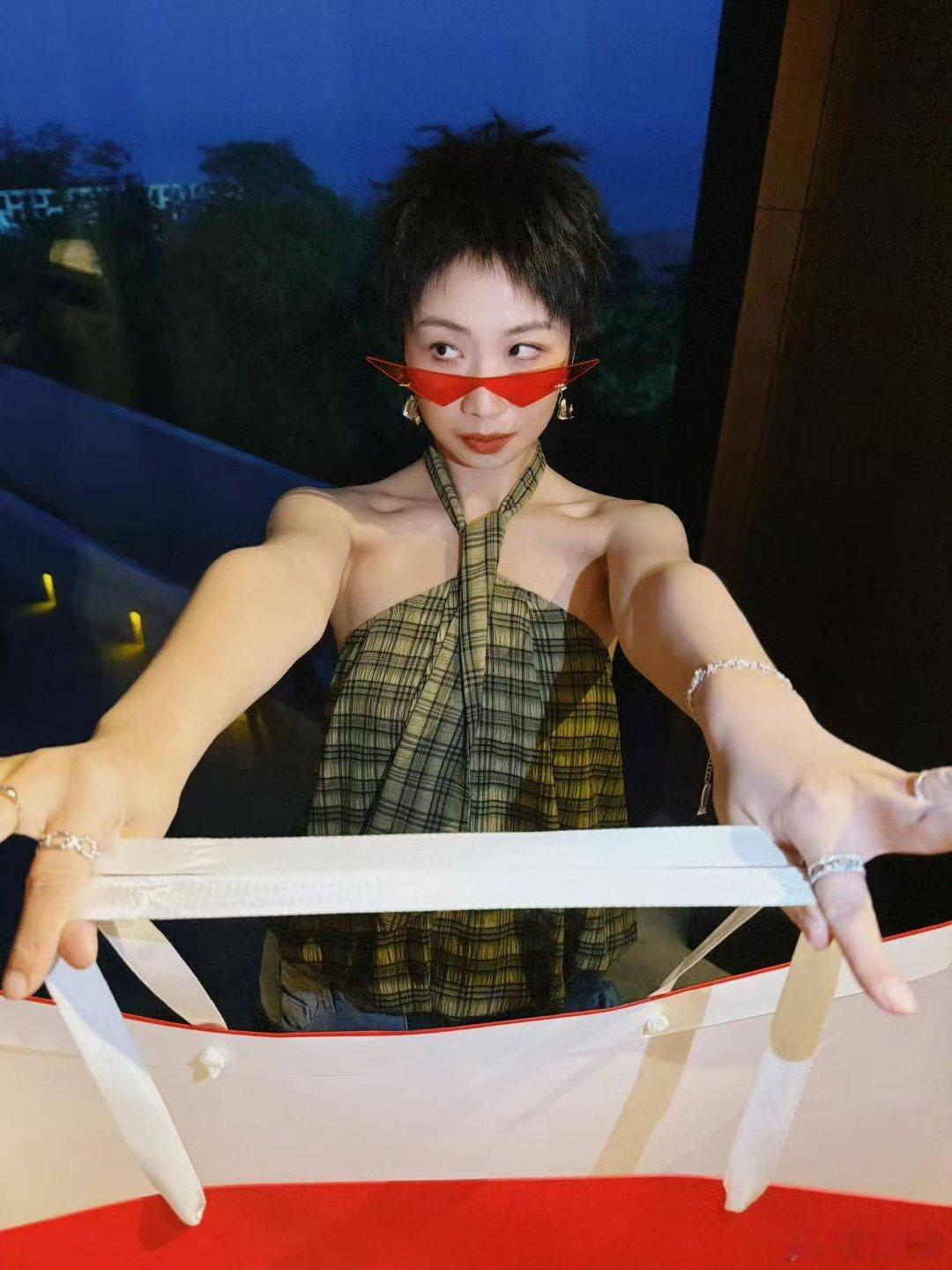 小鹿最烦装不比的人了 喜剧之王单口季 小鹿这波段子真的绝了！句句戳心啊，谁还没被