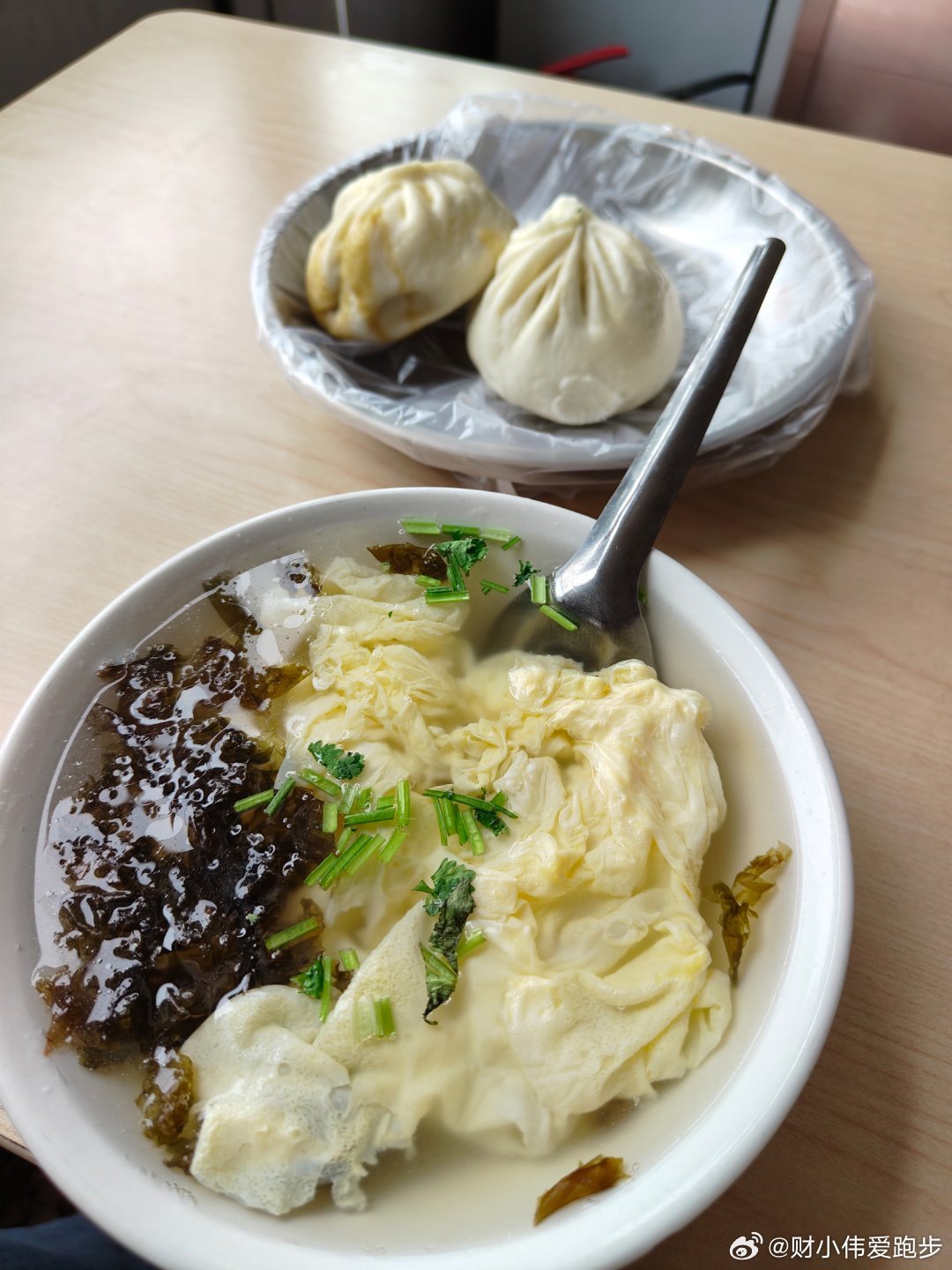 开饭，今天中午吃包子喝汤。上午在公司开会，忙碌完毕已十点多，坐车到达木林区域，拜