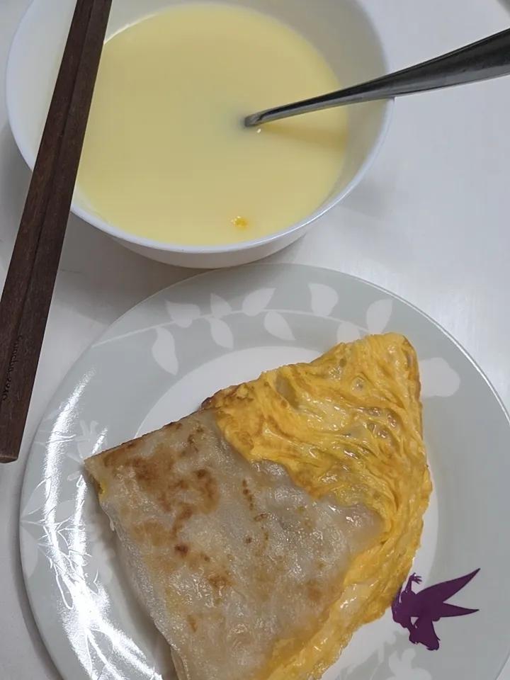 今日早餐：一个手抓饼加了鸡蛋，一碗玉米糊糊。

娃儿们都吃了早餐去上学去了，我把
