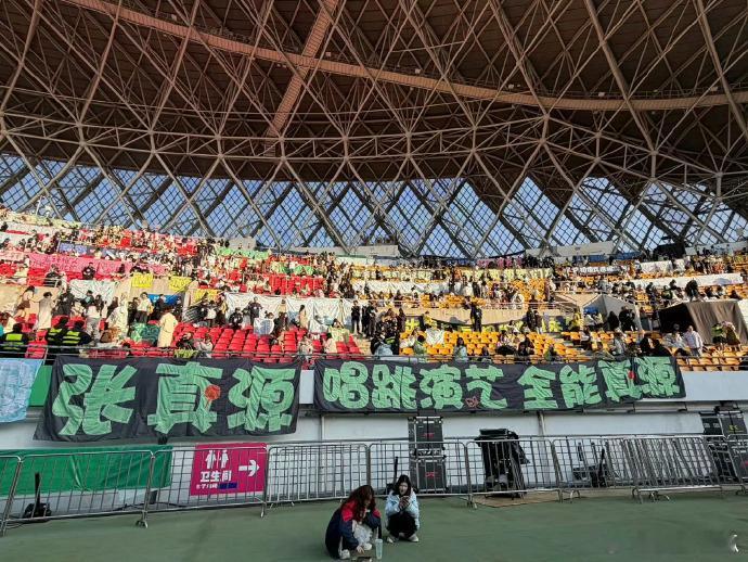 每一次的亮相都如此璀璨，张真源让我们见证了一个全能艺人的成长之路。从歌声到舞蹈，