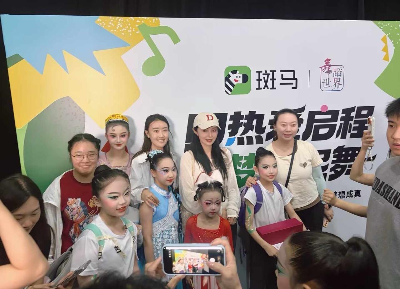 不愧是北京，遛个弯都能遇到女明星！
今天跟朋友说凑个热闹溜达去看了舞蹈世界比赛