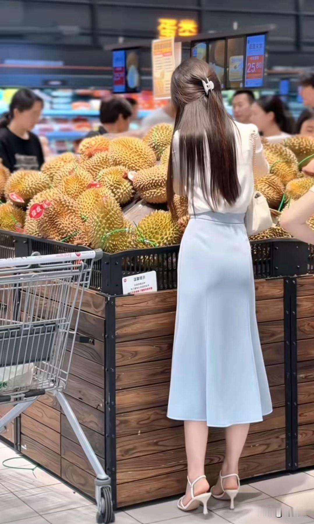 榴莲这种南方水果，恰似个性鲜明的女子，外表锋芒带刺，初闻气味让人望而却步。可放下