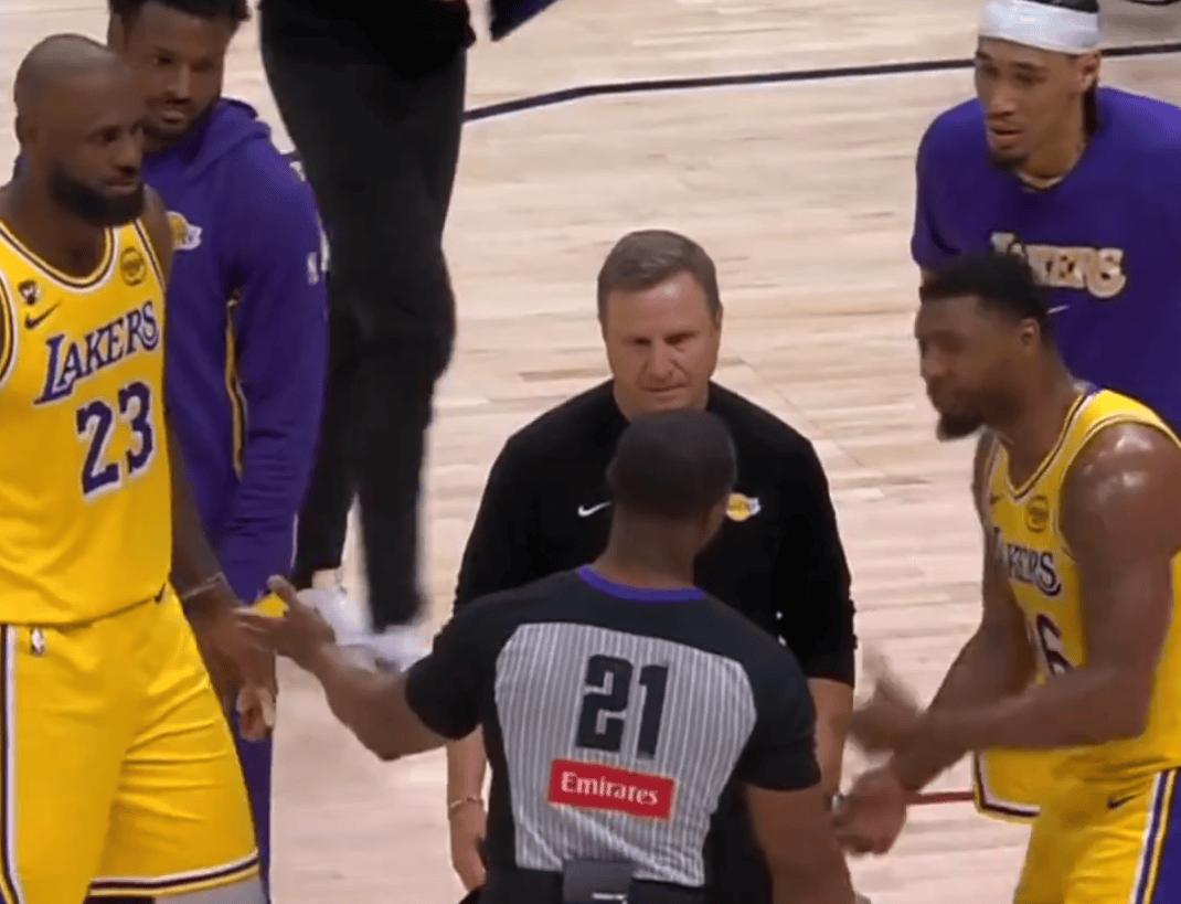 引发不满！
美媒晒图：湖人全队中场时找裁判理论上半场吹罚！
也的确，湖人打掘金这