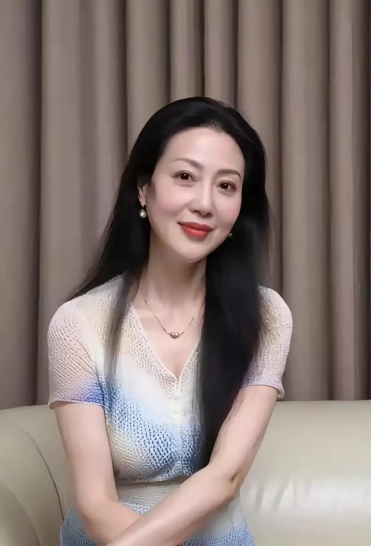 五十岁生日那天，王芳站在镜子前，仔细端详着自己的脸。眼角的皱纹确实深了，鬓角也添