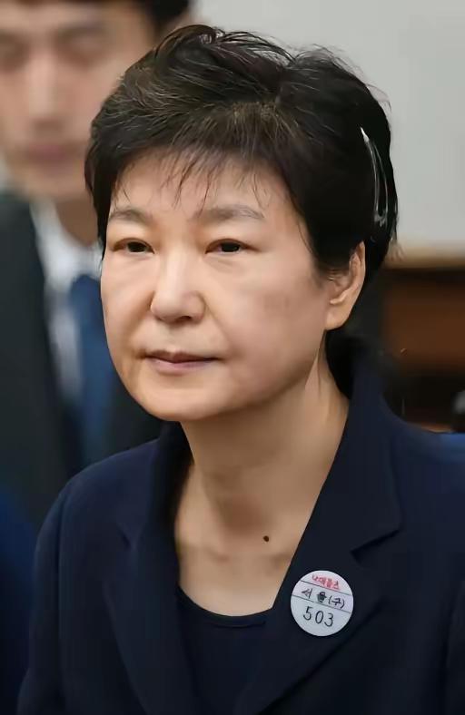 万万没想到，尹锡悦内乱罪一审宣判之际，出狱三年的朴槿惠竟然也惹上了官司！究竟是巧