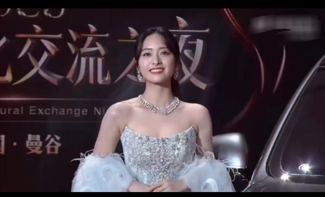 沈月泰国红毯很美，温柔大气！！ ​​​