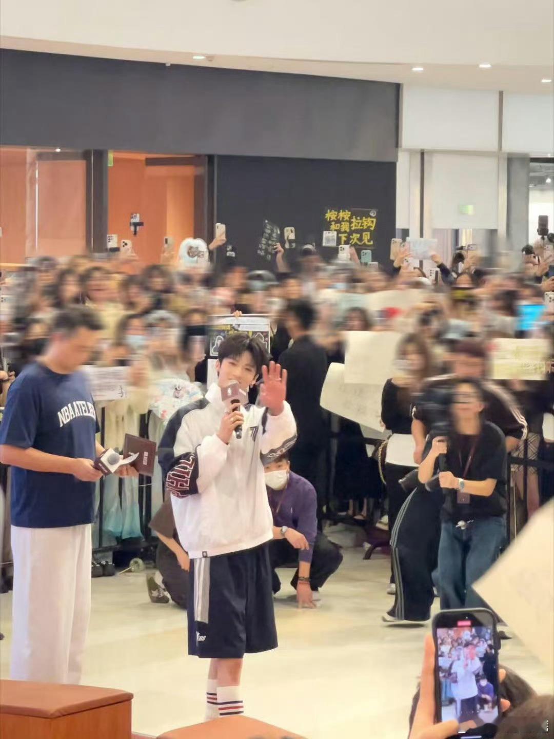 闫桉线下人气闫桉单边耳钉造型人山人海挡不住的帅气，闫桉线下活动状态绝佳。简约穿搭