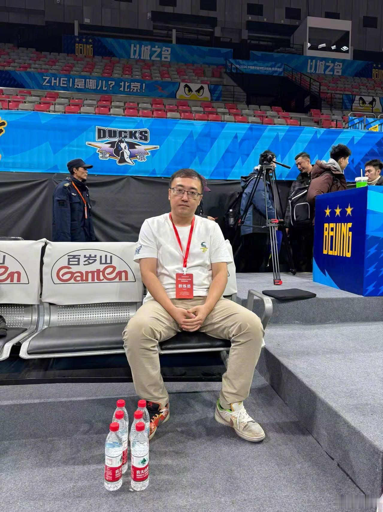 燕鹰篮球队杀进首钢杯U15决赛，总经理赛前凝神闭气等待。先摆上六瓶水致敬一下这里