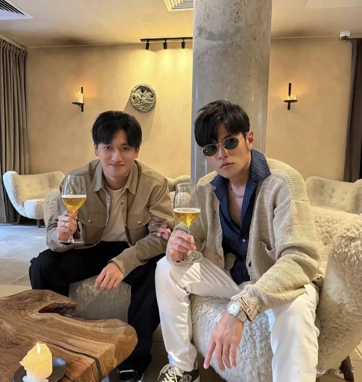 以前上学天天听周杰伦的歌，现在突然就不喜欢听了，因为长大了觉得周杰伦的歌不好听了