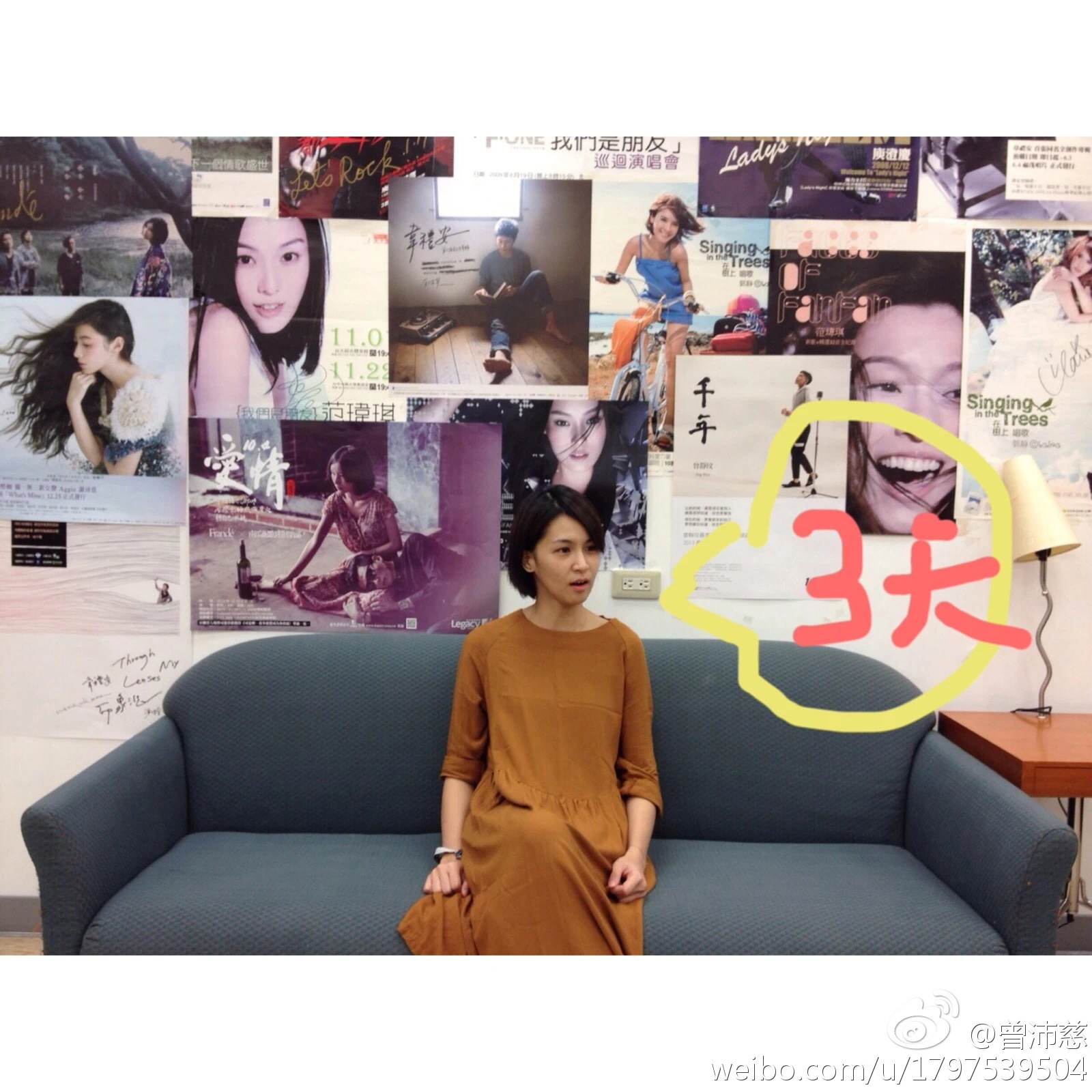 在福茂的时候后面都是飞翔妈的海报有种品味女王的感觉 
