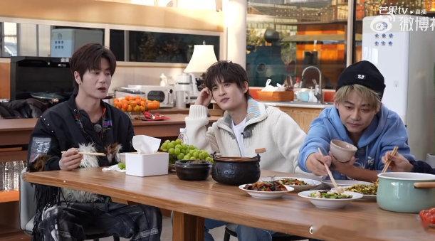 快乐老友记直播快乐老友记 哥几个吃饭时直播不停，主打熟人局的陪伴与松弛，有梗畅聊