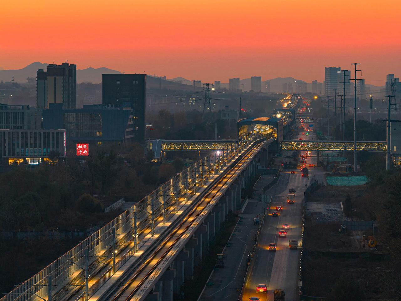 济南地铁 8 号线一期工程预计于 2025 年底正式开通运营，目前已进入空载试运