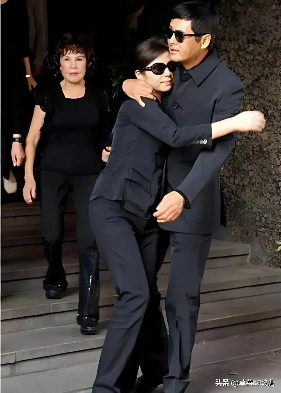 不懂就问，周润发我认出来了，抱着他的美女是谁？