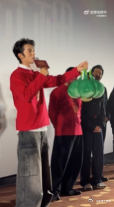 于适拿腊八蒜叫雷震子回家  封神路演现场，于适拿腊八蒜当雷震子，那搞笑的画面让我
