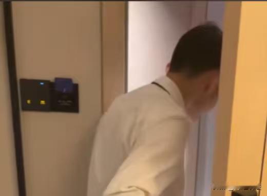 山东，一男子入住了酒店，刚躺床上邪火就上来了，男子来了感觉怎么也控制不住，就去网