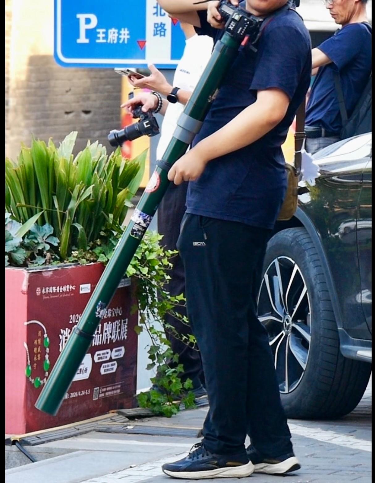 这不是长焦是大炮，下次特朗普演讲派你去拍，直接被狙击手干掉了。坐地铁还要跟安检解