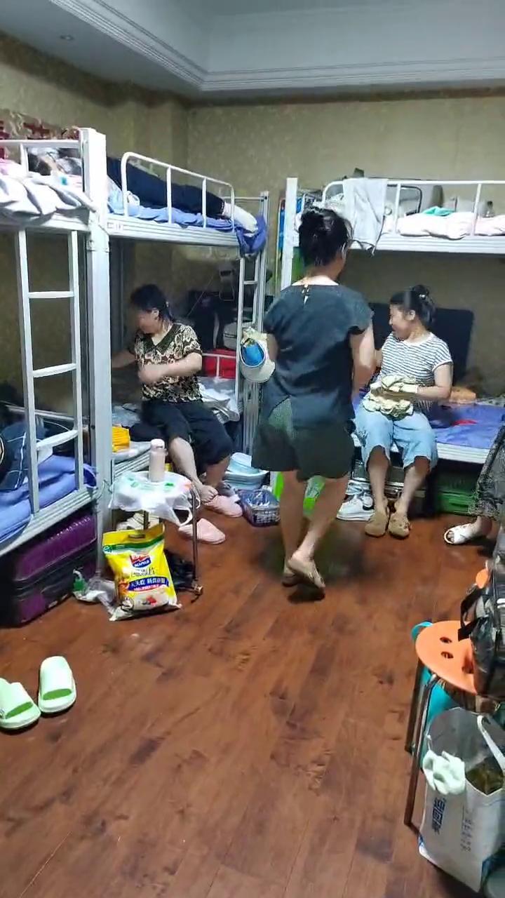 我就给你留下一个剪影，我还是可以的。好的男人总是老看，跳一个，你等着穿着那旗袍。