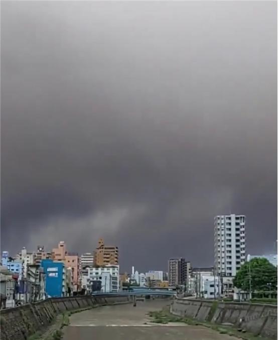 日本又出事了，这次既不是地震，也不是核泄漏，而是火山喷发。
 
鹿儿岛的天在6月