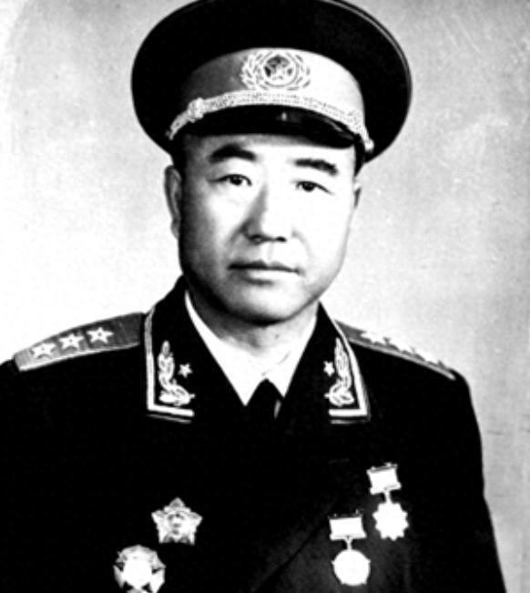 1958年董其武因下属顶撞，杨成武亲自致电军部主动认错：这是我工作没有做好！
1