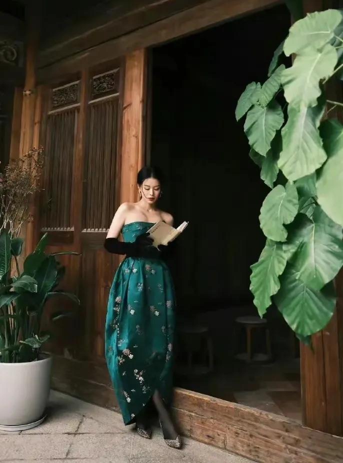 胡杏儿穿绿色抹胸裙晒开工照
新的一年开始，明星们都在晒开工照
一个比一个穿得漂亮