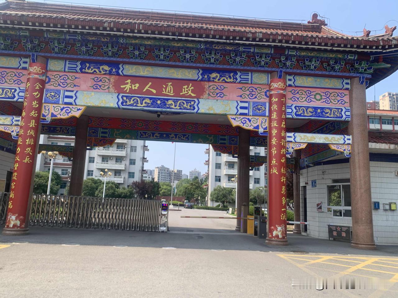 垂柳垂碧波，稚子垂鱼竿，盛夏的公园，一半荷风，一半悠然。
