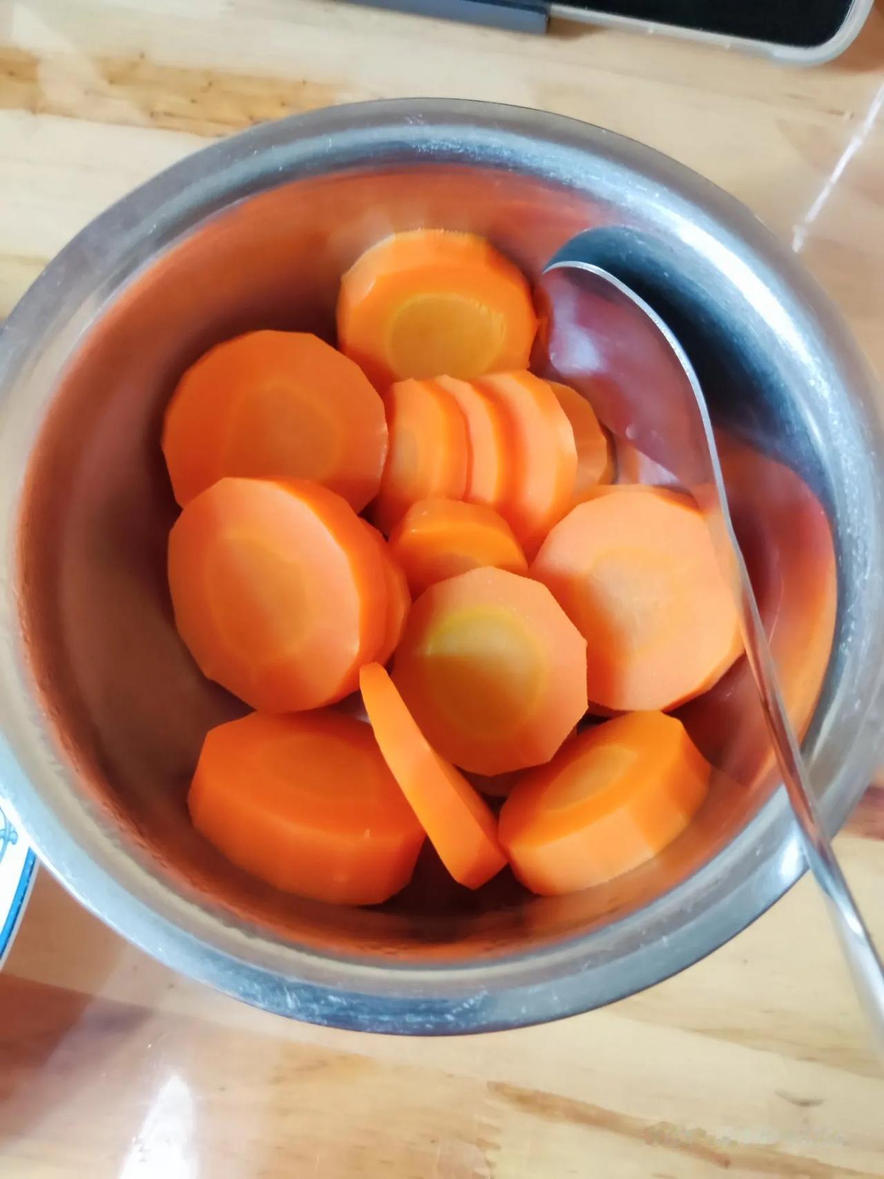 今天的午餐，简单得看起来流口水，也就是我了[捂脸]，包子还是昨晚吃剩的，哎～总得