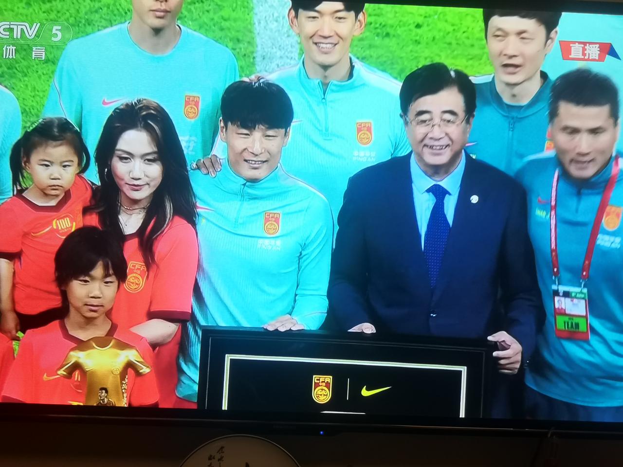 武磊百场国家队纪念仪式很温暖

在今晚中国国家队和泰国队的比赛开始前，中国足协还
