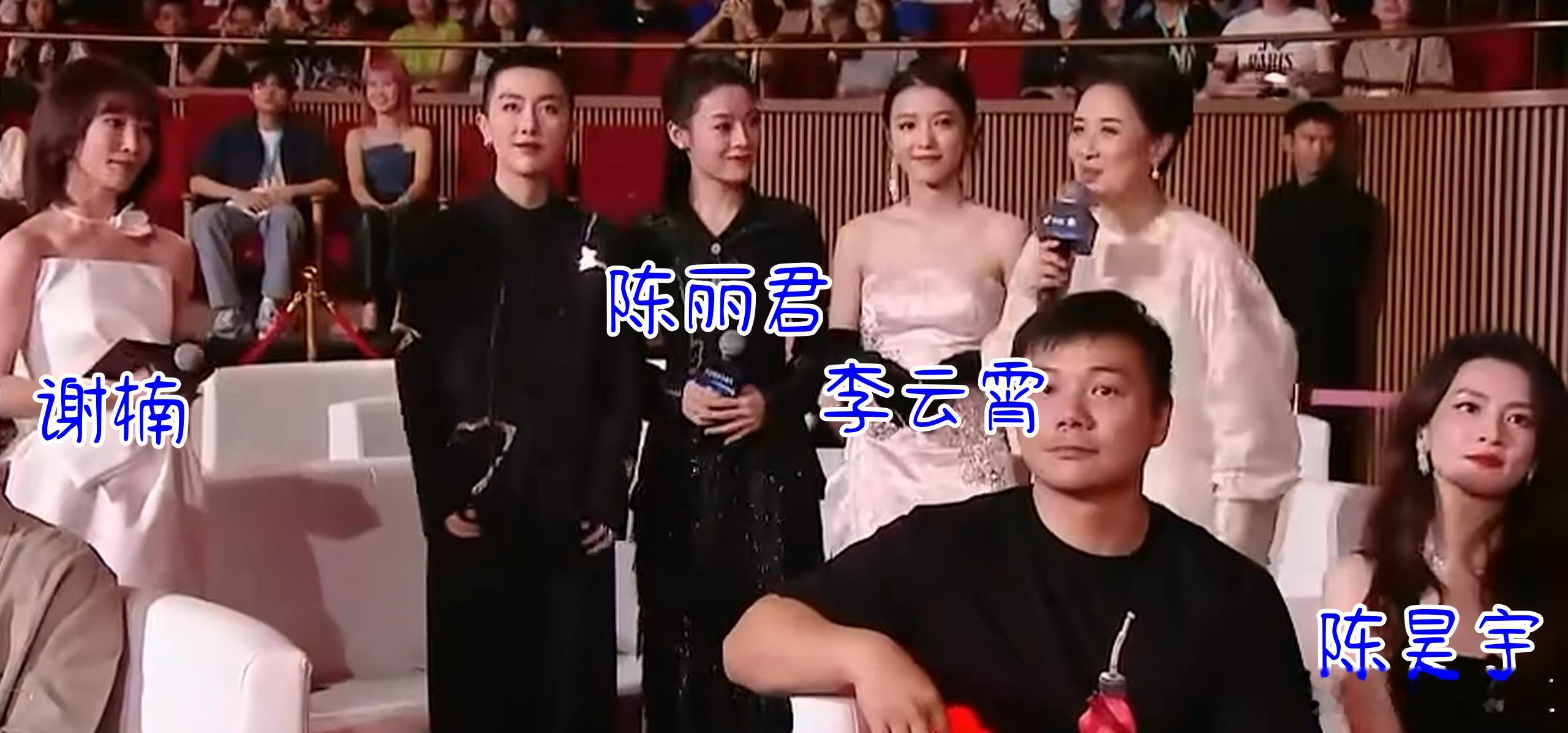 弹幕：前方名场面我：哦？（打起精神）看了半天我才明白，原来是这么个名场面。主持人