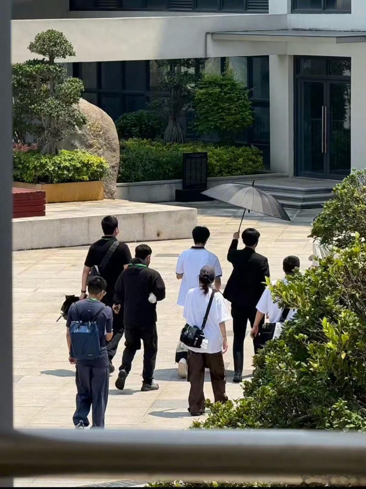 天呢宋威龙去《以家人之名》中凌霄的高中拍摄了，穿着校服完全梦回😭 