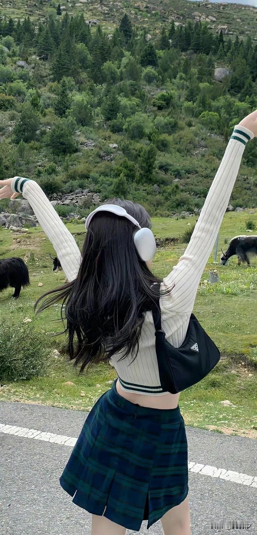 成熟从不是磨平棱角去迎合世界，而是在世事沉浮中找准自我坐标。它意味着不再为了合群