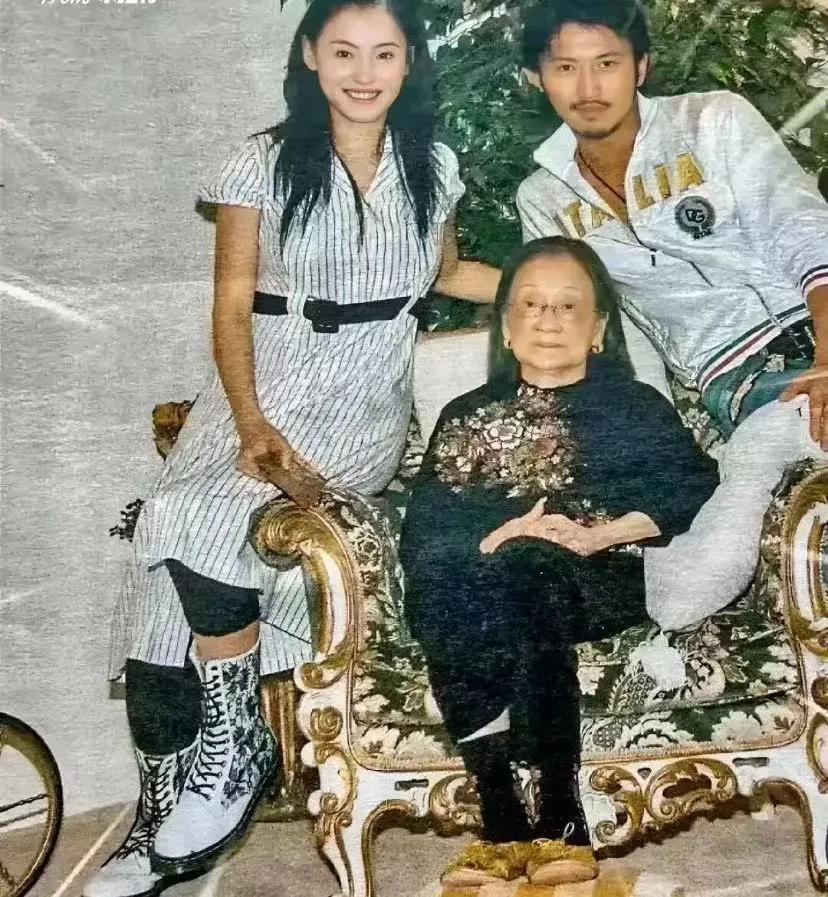 这是2007年，加拿大温哥华，27岁的谢霆锋和当时怀孕的妻子张柏芝，一同探望奶奶