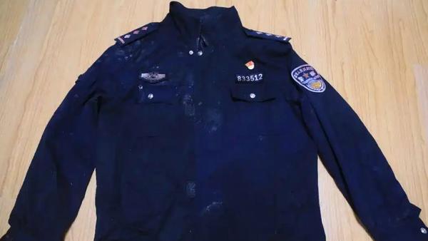 37岁交警执法时被撞牺牲，最后一声“靠边”成绝响
 
辽宁西丰37岁交警郑亮，9