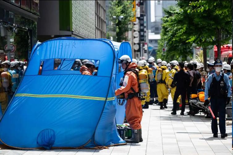 5月25日中午，东京中央区银座6丁目一处大型商场里突然出事了，有人在银行ATM区